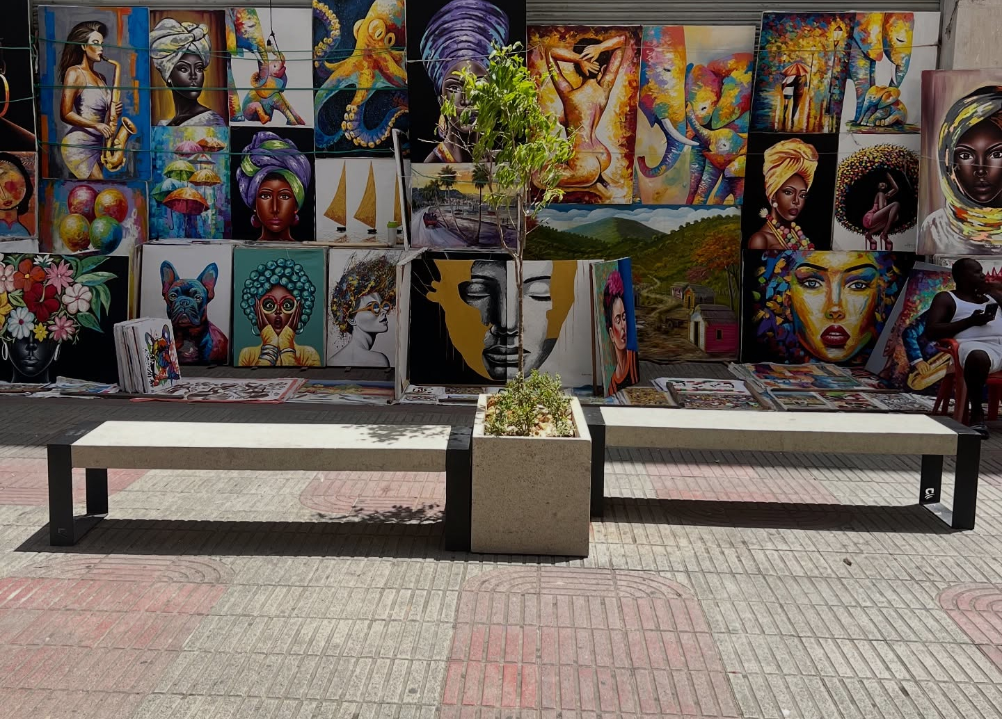 Bancos GOLA incrustados en la Zona Colonial